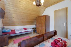 Posteľ alebo postele v izbe v ubytovaní Rustic Cottage With Heated Pool - Happy Rentals