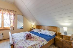 Posteľ alebo postele v izbe v ubytovaní Rustic Cottage With Heated Pool - Happy Rentals