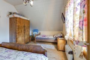 Posteľ alebo postele v izbe v ubytovaní Rustic Cottage With Heated Pool - Happy Rentals + 25 fotografií