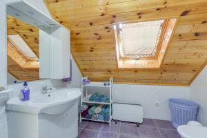 Kúpeľňa v ubytovaní Rustic Cottage With Heated Pool - Happy Rentals