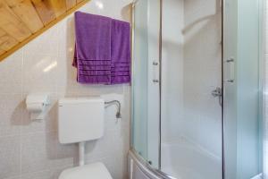 Kúpeľňa v ubytovaní Rustic Cottage With Heated Pool - Happy Rentals