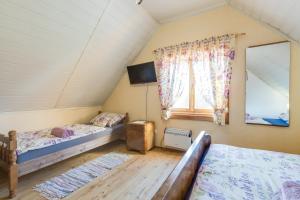 Posteľ alebo postele v izbe v ubytovaní Rustic Cottage With Heated Pool - Happy Rentals