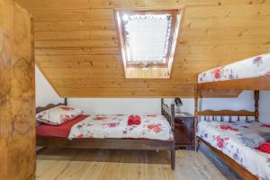 Posteľ alebo postele v izbe v ubytovaní Rustic Cottage With Heated Pool - Happy Rentals