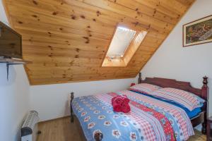 Posteľ alebo postele v izbe v ubytovaní Rustic Cottage With Heated Pool - Happy Rentals