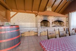 Reštaurácia alebo iné gastronomické zariadenie v ubytovaní Rustic Cottage With Heated Pool - Happy Rentals