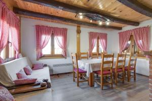 Posedenie v ubytovaní Rustic Cottage With Heated Pool - Happy Rentals