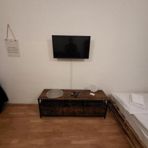 ein Wohnzimmer mit einem Couchtisch und einem Flachbild-TV in der Unterkunft Apartment Cozy B66 - Nähe Alexanderplatz in Berlin