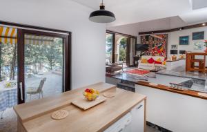une cuisine avec un comptoir et une table ainsi qu'un salon dans l'établissement Villa Vita, à Trogir