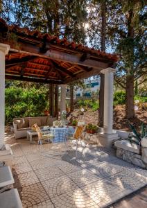 d'une terrasse avec une table et des chaises sous une pergola. dans l'établissement Villa Vita, à Trogir