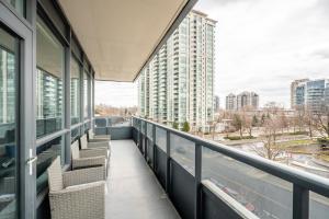 balcón con sillas y vistas a la ciudad en GLOBALSTAY Modern Apartments in North York Skyscraper en Toronto
