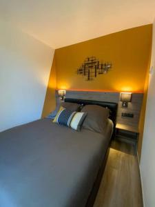 a bedroom with a bed with two lamps on it at Apt RDC avec sa terrasse privée in Saint Malo