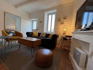 a living room with a couch and a fireplace at Maison 4 pièces, 6 couchages, centre Saint-Denis d'Oléron, calme, proche plage, WiFi inclus - FR-1-246A-164 in Saint-Denis-dʼOléron +6 photos