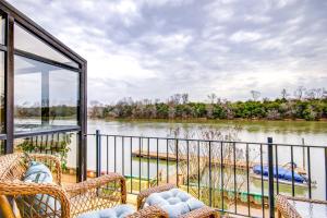 einen Balkon mit Stühlen und Flussblick in der Unterkunft Waterfront Vacation Rental on Savannah River! in Augusta
