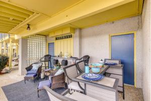 une terrasse couverte avec une table et des chaises. dans l'établissement Waterfront Vacation Rental on Savannah River!, à Augusta