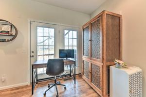 ein Heimbüro mit einem Schreibtisch und einem Computer in der Unterkunft Lakefront Lexington House with Spacious Deck! in Lexington