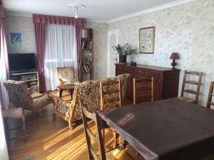un soggiorno con tavolo e sedie di Chambre 3 double dans un appartement a Bourg-en-Bresse