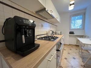 uma cozinha com um fogão e uma bancada em Nest Comfort Toruń em Toruń