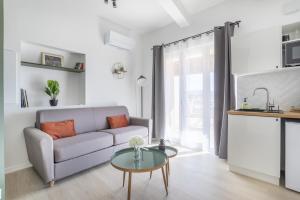 a living room with a couch and a table at Mont Ventoux - Terrasse - Vue dégagée - Linge de qualité - Fibre - Confort in Gardanne