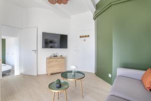 sala de estar con sofá y mesa en Mont Ventoux - Terrasse - Vue dégagée - Linge de qualité - Fibre - Confort en Gardanne