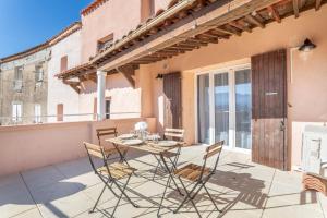 patio con mesa y sillas en el balcón en Mont Ventoux - Terrasse - Vue dégagée - Linge de qualité - Fibre - Confort en Gardanne
