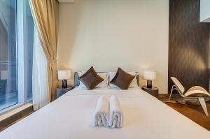 Postel nebo postele na pokoji v ubytování Luxury Canal View 1BR Apartment l J One