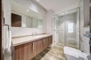 Koupelna v ubytování Luxury Canal View 1BR Apartment l J One