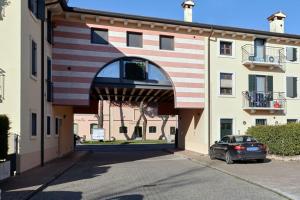 un coche aparcado frente a un edificio en Your little Loft, en Villafranca di Verona