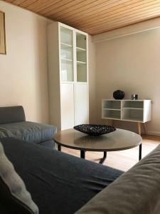 sala de estar con sofá y mesa en Lejlighed i midtby - tæt på alt, en Viborg