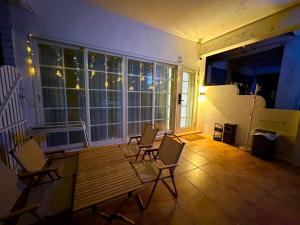 TV a/nebo společenská místnost v ubytování 游遊民宿 Yulazy inn 寵物友善 I 包棟