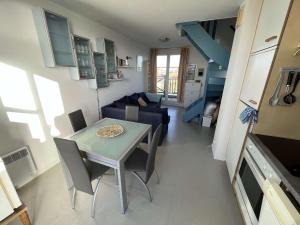 ein Esszimmer und ein Wohnzimmer mit einem Tisch und Stühlen in der Unterkunft Appartement Wimereux, 2 pièces, 4 personnes - FR-1-675-16 in Wimereux