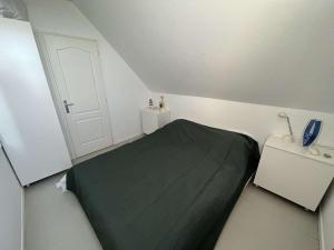 ein Schlafzimmer mit einem grünen Bett und einer weißen Tür in der Unterkunft Appartement Wimereux, 2 pièces, 4 personnes - FR-1-675-16 in Wimereux