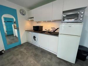 A kitchen or kitchenette at Appartement Saint-Cyprien, 2 pièces, 2 personnes - FR-1-225D-171