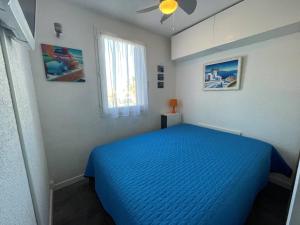 A bed or beds in a room at Appartement Saint-Cyprien, 2 pièces, 2 personnes - FR-1-225D-171