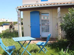 stół piknikowy i dwa krzesła przed domem w obiekcie Maison 5 Couchages à 750m de la Plage, Jardin, Parking, Proche Pistes Cyclables - Dolus d'Oléron - FR-1-246A-201 w mieście Dolus d'Oléron