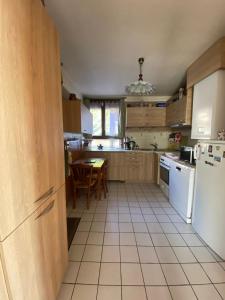 Kuchnia lub aneks kuchenny w obiekcie Maison 2 a 12 personnes,quartier résidentiel