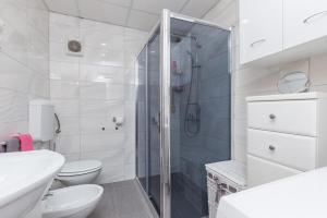 Rooms Ivo tesisinde bir banyo