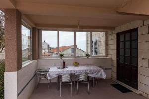 - Balcón con ventanas, mesa y sillas en Rooms Ivo, en Dubrovnik