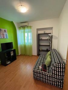 a living room with a couch and a television at Casa do Pateo in Évora