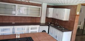 Kuchyň nebo kuchyňský kout v ubytování Horison Meyer Guest Suites
