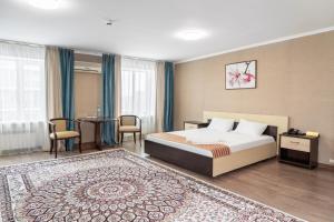 Azamat Hotel في أستانا: غرفة الفندق بسرير وطاولة