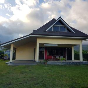 a house with a large yard with chairs in it at Grande et belle maison spacieuse 2 ch au calme 