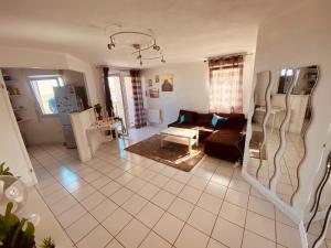 Grabels的住宿－Sun7 view Montpellier, Piscine, Parking GRATUIT，客厅配有沙发和桌子
