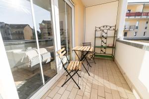 a balcony with two chairs and a table on a balcony at FullHouse - Eisenach - K31 - Balcony - 2 Queensize Beds - SmartTV in Eisenach