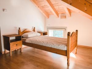 Casa del Parco Adamello في Cevo: غرفة نوم بسرير كبير ونافذة