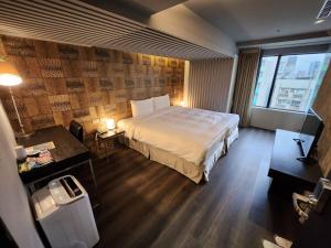 a hotel room with a large bed and a window at 安庭台北商旅 in Taipei