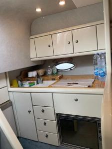 Köök või kööginurk majutusasutuses Escursioni in barca