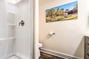 Un baño con inodoro y un cuadro en la pared. en Greenville Escape with Deck and Fire Pit!, en Greenville 25 fotos más