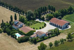 una vista aérea de una casa grande con patio en Agriturismo Corte Spino, en Nogarole Rocca