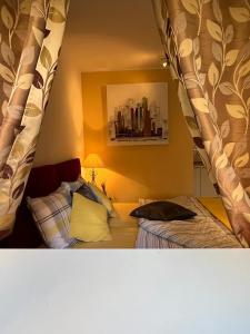 - une chambre avec 2 lits et un rideau dans l'établissement Titius Apartment, à Skradin