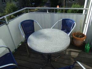 einen Tisch und zwei Stühle auf dem Balkon in der Unterkunft Zinnowitz Haus Isabella Wohnung 8 W8IZ in Zinnowitz